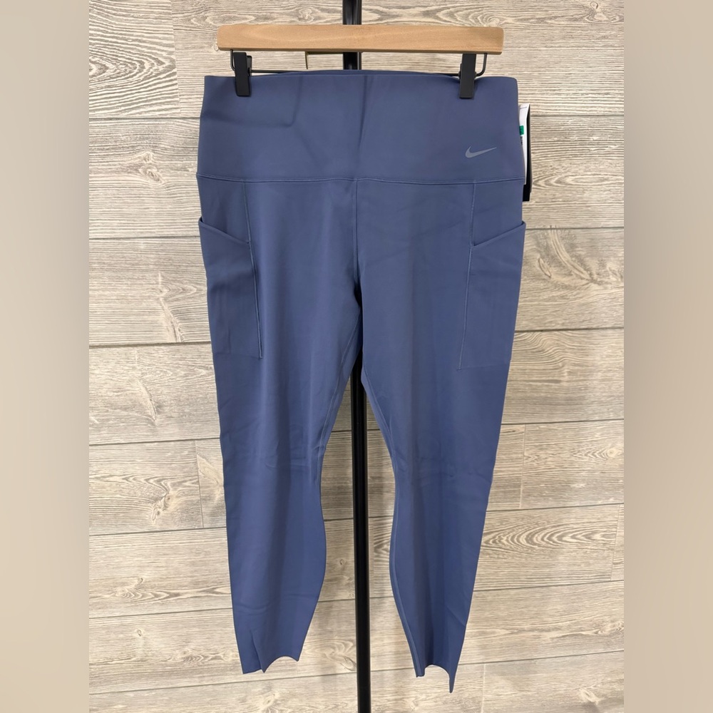NWT 🎉 Nike Universa
Women's High-Waisted 7/8 Leggings